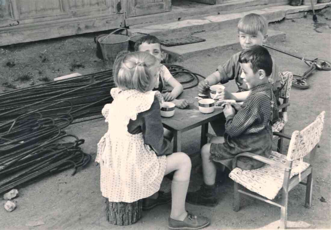 Kindergruppe bei der Jause - Pani/Böhm