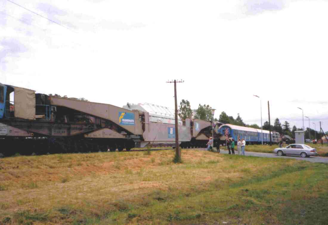 Bahnübergang Molkereistraße: Die Bahn liefert den Trafo für das neue Umspannwerk in Rotenturm