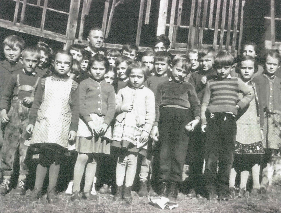 St. Martin: Volksschule - Kindergruppe mit Dir. Franz Korbadits im Schulhof