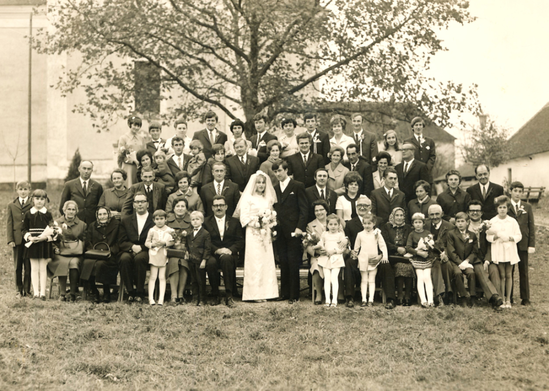 St. Martin: die Hochzeitsgesellschaft der Hochzeit Maria Klic und Franz Schneller vor der Pfarrkirche