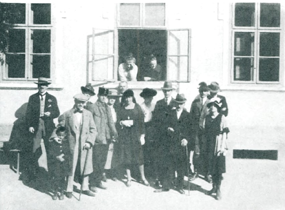 Vor dem Cafe Restaurant, Kasino Köhler (OW 590 / Wienerstraße 4)