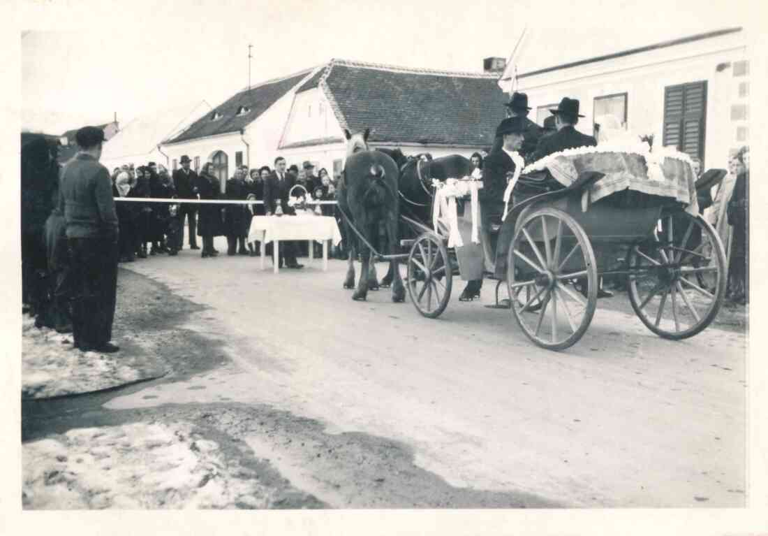 Vor den Häusern Steinamangererstraße 123 und 125: Vorziehens bei der HZ Anna Gaal und Johann Glavanovits in einer Kutsche am 24. Feber 1952 - Böcskör