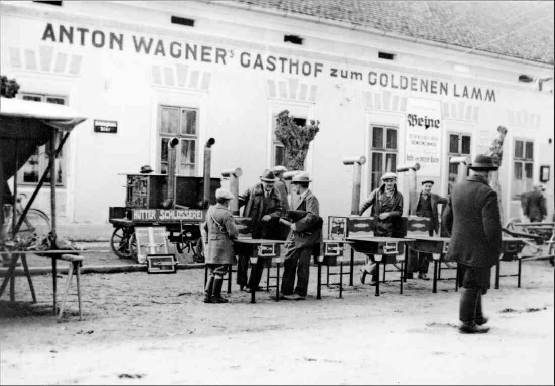 Wochenmarkt / Markttag: Die Schlosserei Hutter bietet ihre Waren vor dem Gasthof "Zum goldenen Lamm" Wagner an (Hauptplatz 8)