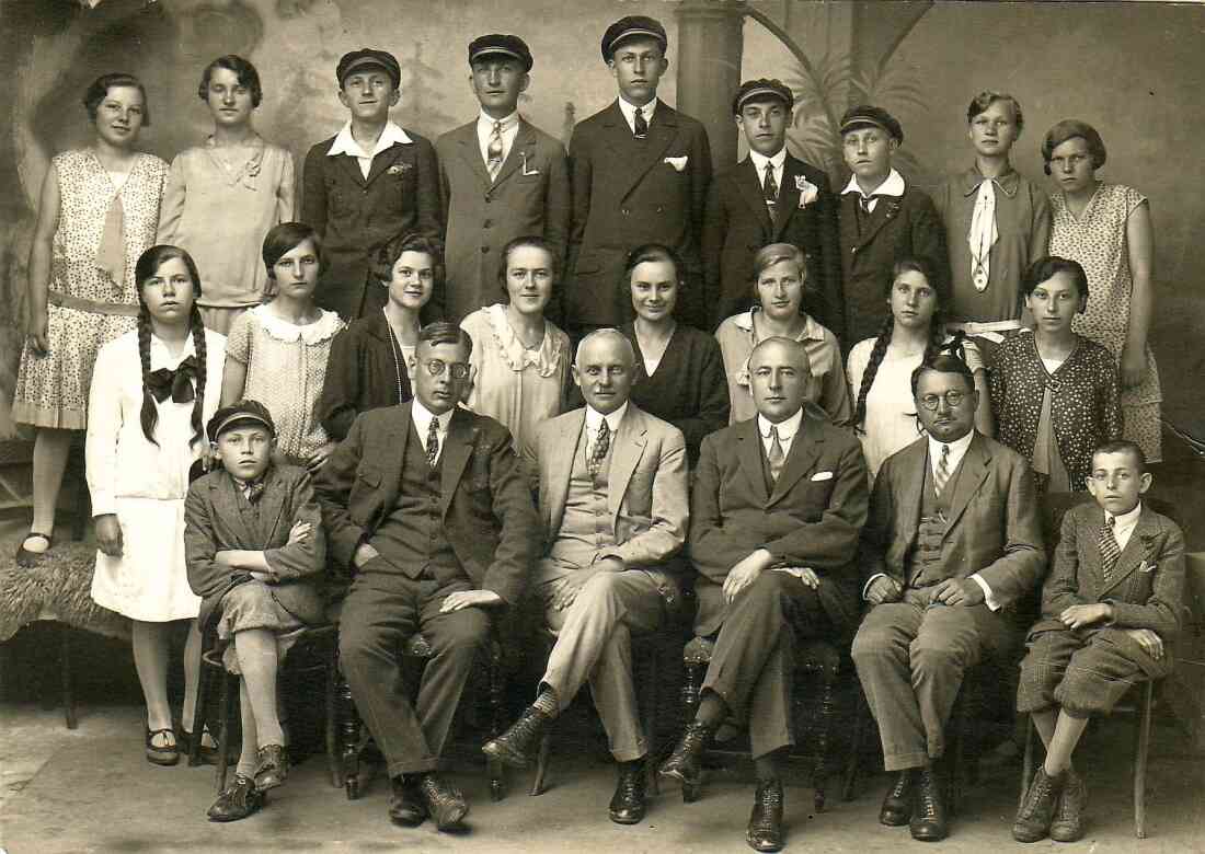 1. Abschlussklasse der Handelsschule im Schuljahr 1929/1930 unter Dir. Hans Donawell