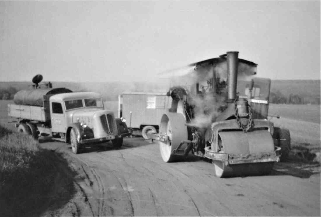 Bauamt: Straßenbau mit LKW, Dampfwalze und Gräder - Straßenbaubezirksamt