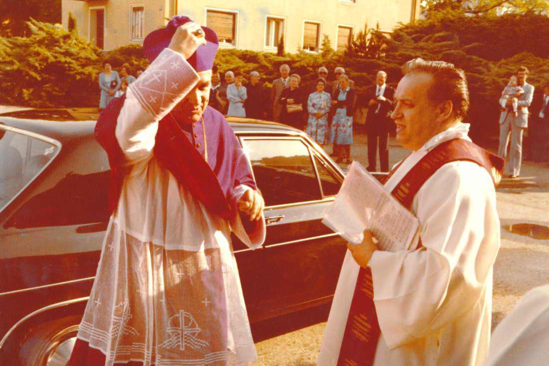 Röm. kath. Pfarre - Firmung 1981: Begrüßung von Bischof Dr. Stephan Laszlo durch Stadtpfarrer Walter Schwarz am Kirchplatz