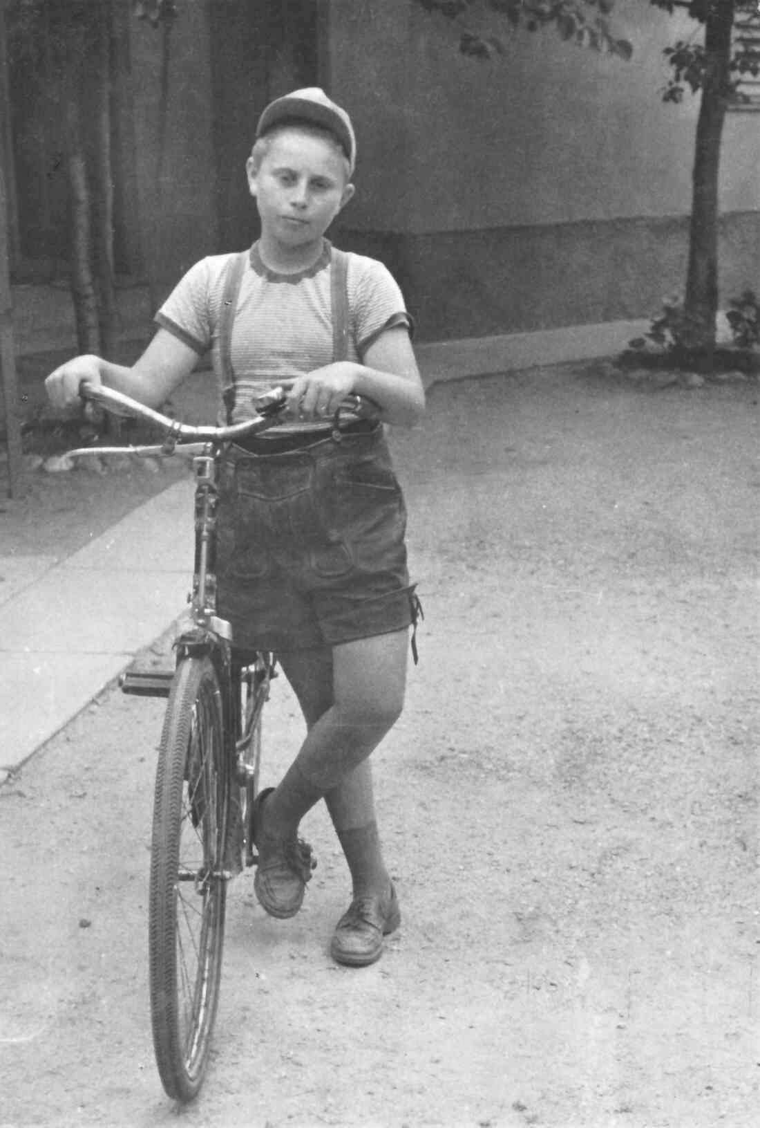 Stefan Schermann jun. (*1945) mit Fahrrad