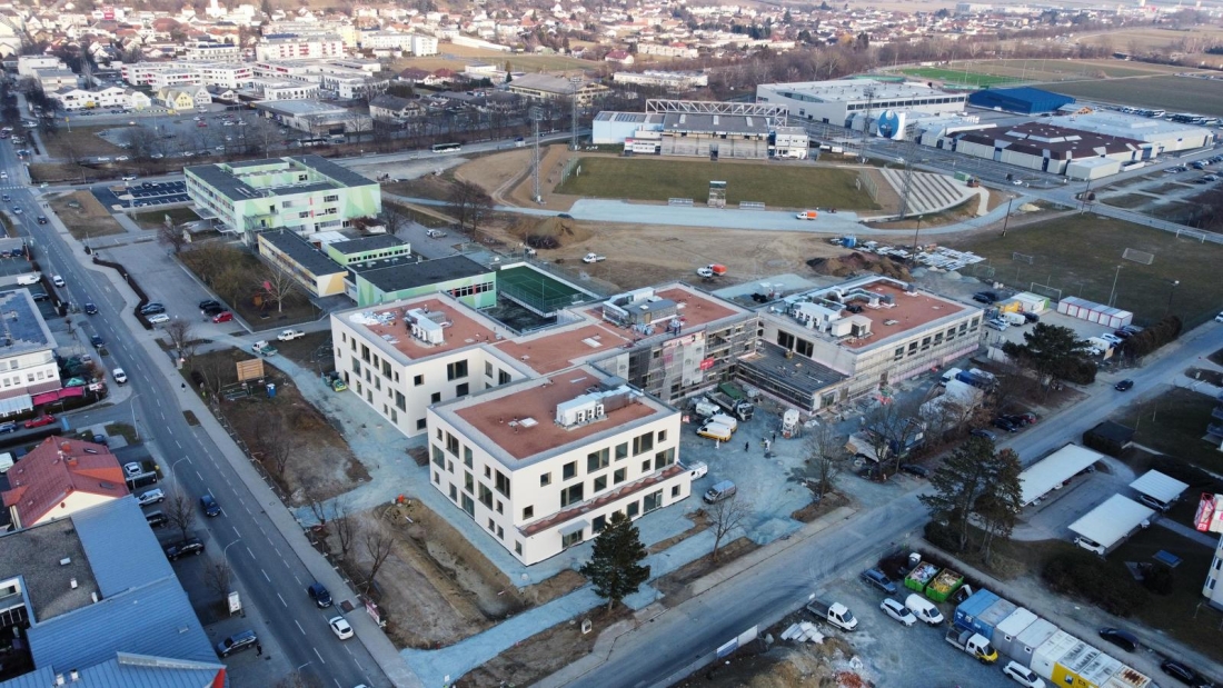 Bildungscampus (Schulgasse 31) mit Volksschule und Räumlichkeiten für die Zentralmusikschule und die Stadtkapelle: noch 6 Monate bis zur Eröffnung