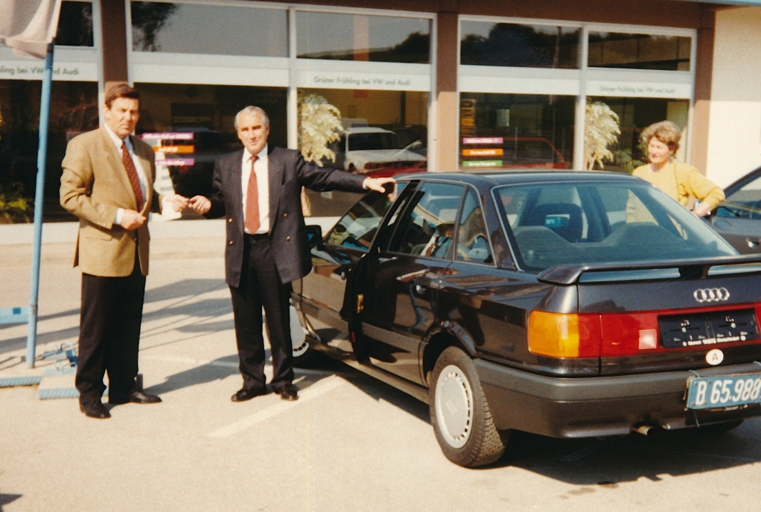 Fahrzeugübergabe beim VW-Audi-Betrieb Karl Vasitz (heute Porsche Oberwart) an LH-Stv. Franz Sauerzopf
