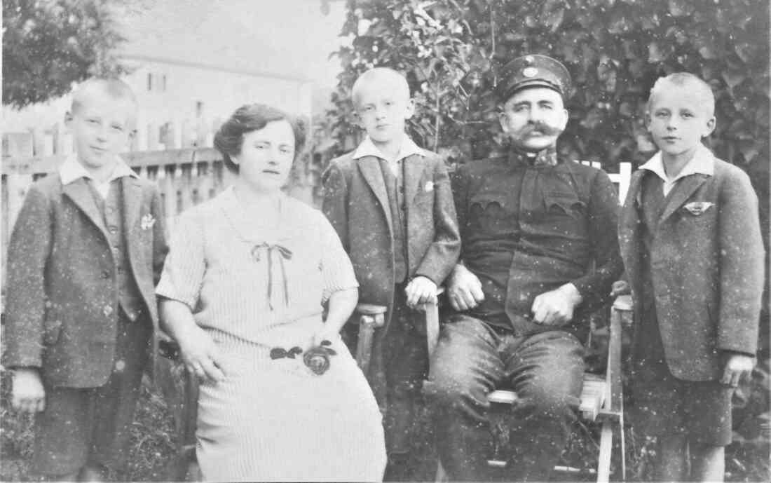 Foto der Familie Josef Beier (Untere Bahnzeile 2)