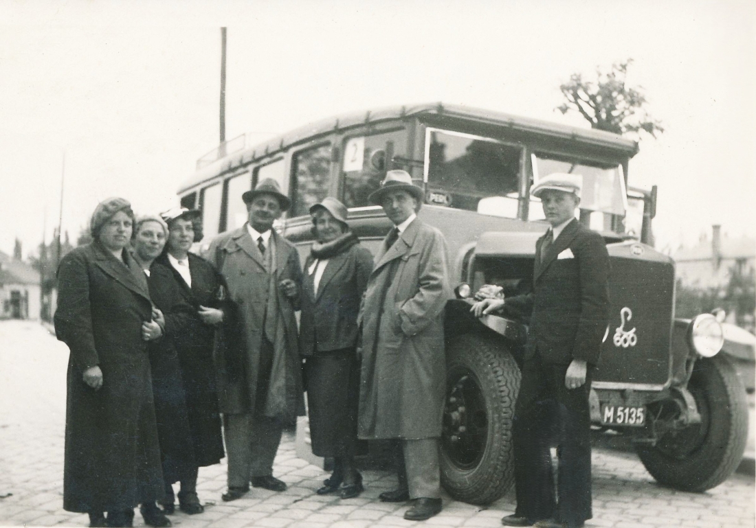 Oberwarter Runde vor einem Südburgbus