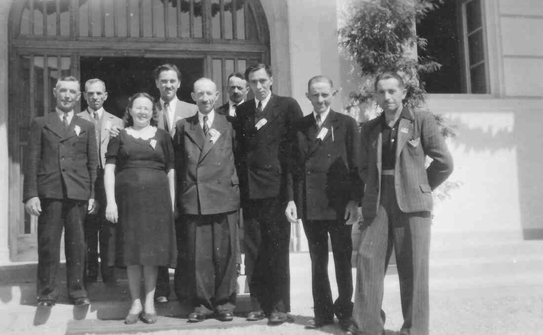 Stadtgemeinde: Rathausweihe am 4. September 1949 - Gruppenbild mit Gemeindearbeitern