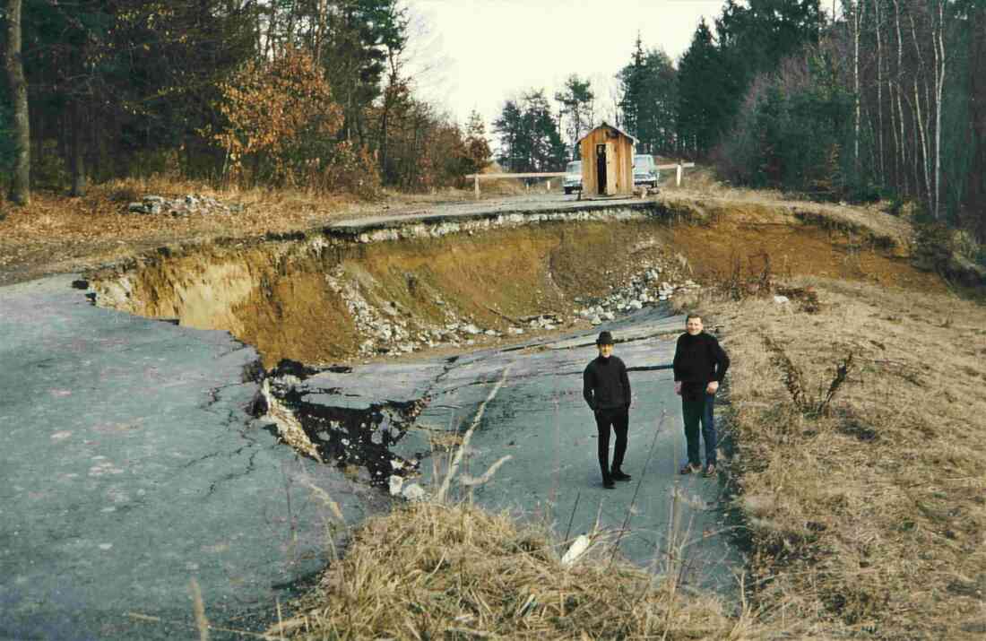 B 50: Mitarbeiter des Bauamts bei der Besichtigung - Hangrutschung im Bereich Abfahrt zum Steinbrückl (Benedek/Steurer) - - Straßenbaubezirksamt