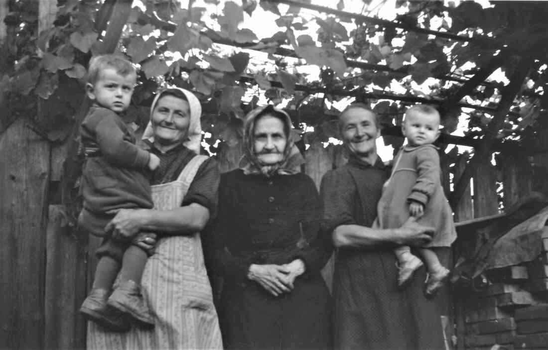 Frauen Gaal / Glavanovits mit Kindern