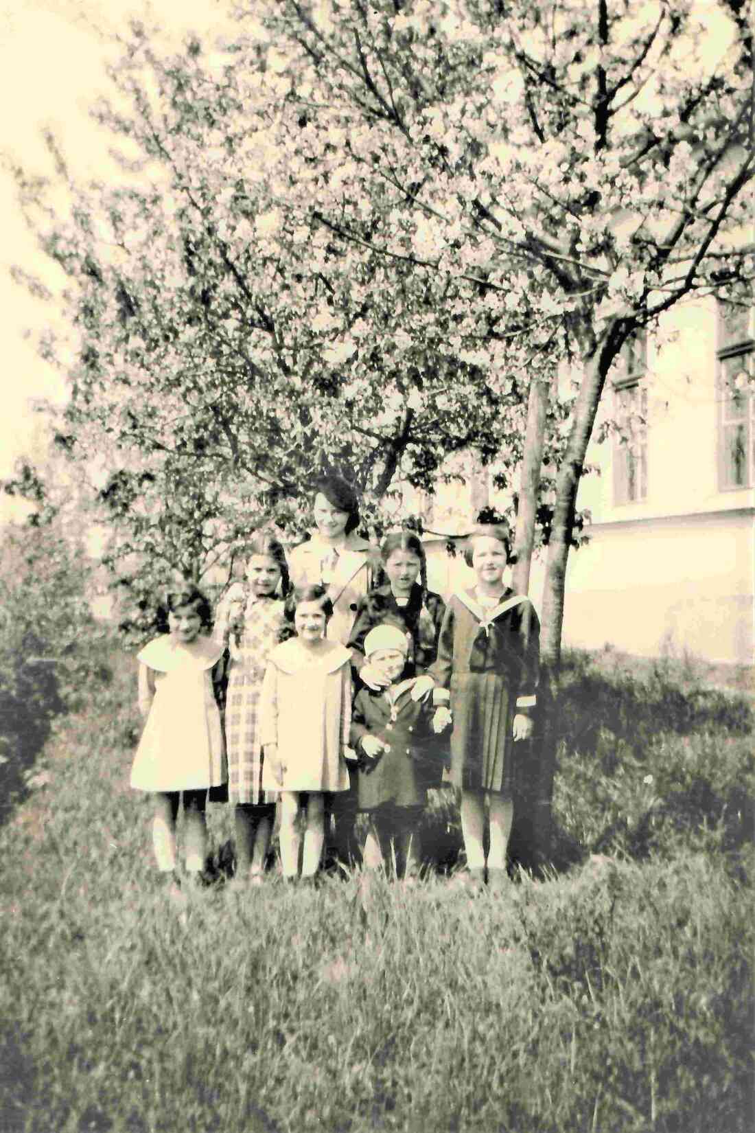 Kindergruppe vor dem damaligen Bauamtsgebäude (Ambrosigasse 15)- Resch/Rosenberg