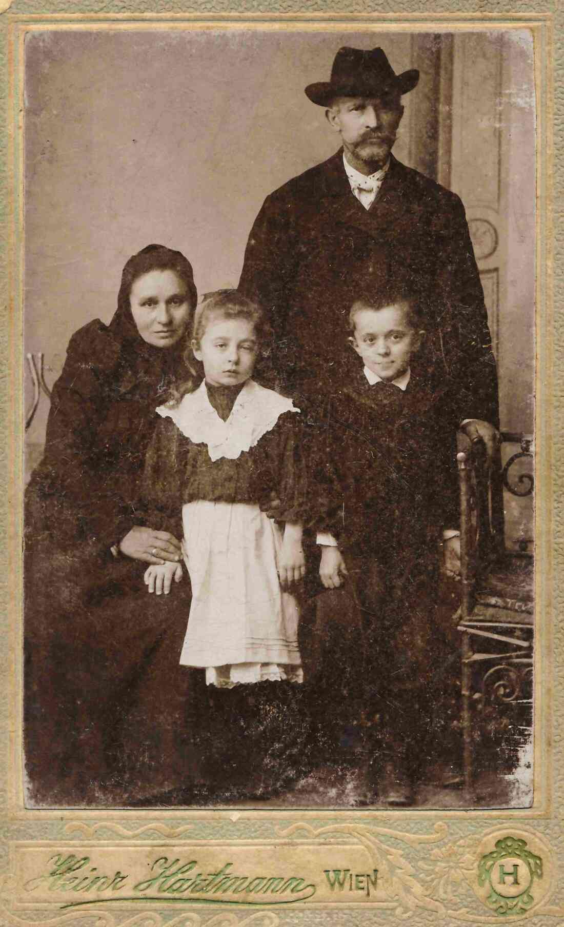 Familie Ludwig Benkö (Kutscher, *13.06.1849) und Josefa Benkö (geb. Dioszeghi, *25.05.1859) mit den Kindern Helene (*21.02.1901) und Josef (*06.12.1899)