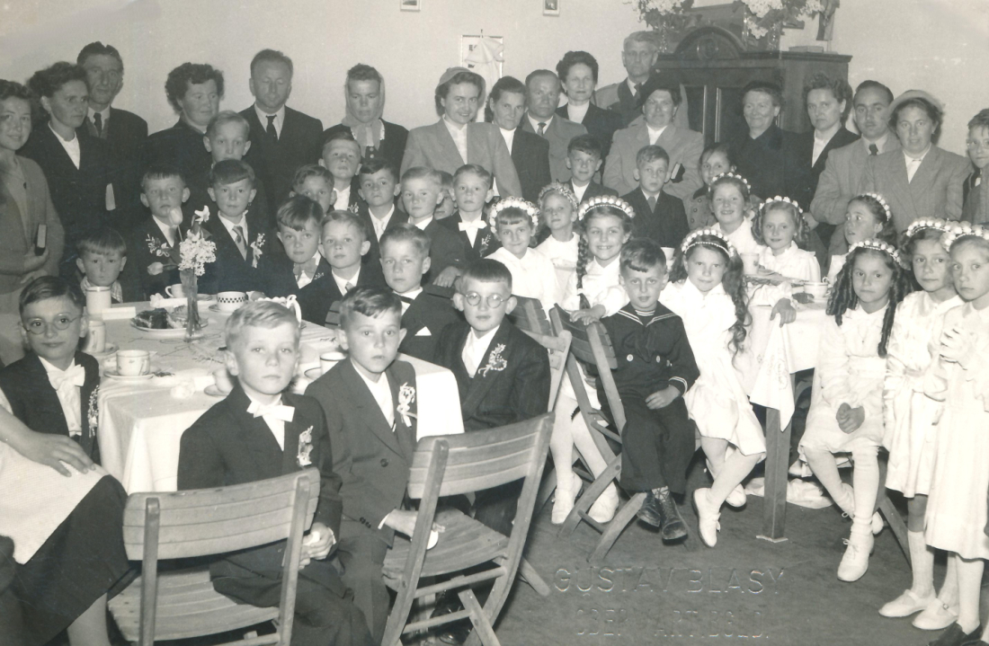 Röm. kath. Pfarre: Erstkommunion 1955 - "Zur Jause im Pfarrheim"