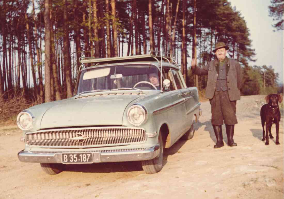 Alois Lukitsch mit dem allseits bekannten  "Lukitsch-Opel"