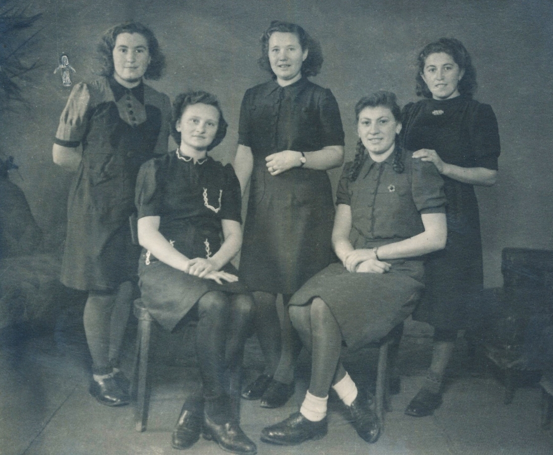 St. Martin: Gruppe junger Freundinnen - Konrath/Röhrling/Stelzer/Ulreich/Bernhard/Zothe/Korbadits/Ratz/Hofstädter/Böcskör