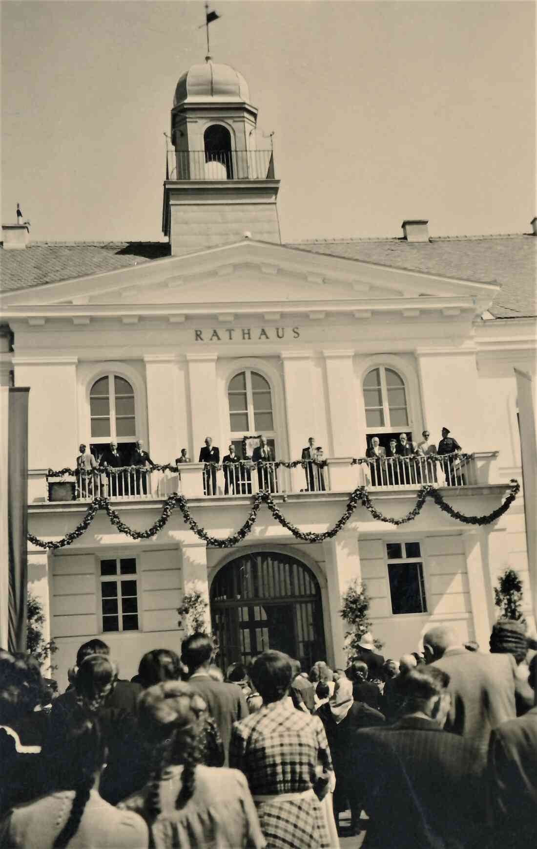 Stadtgemeinde: Rathausweihe am 4. September 1949 - Blick über die Köpfe der Besucher auf den Rathausbalkon