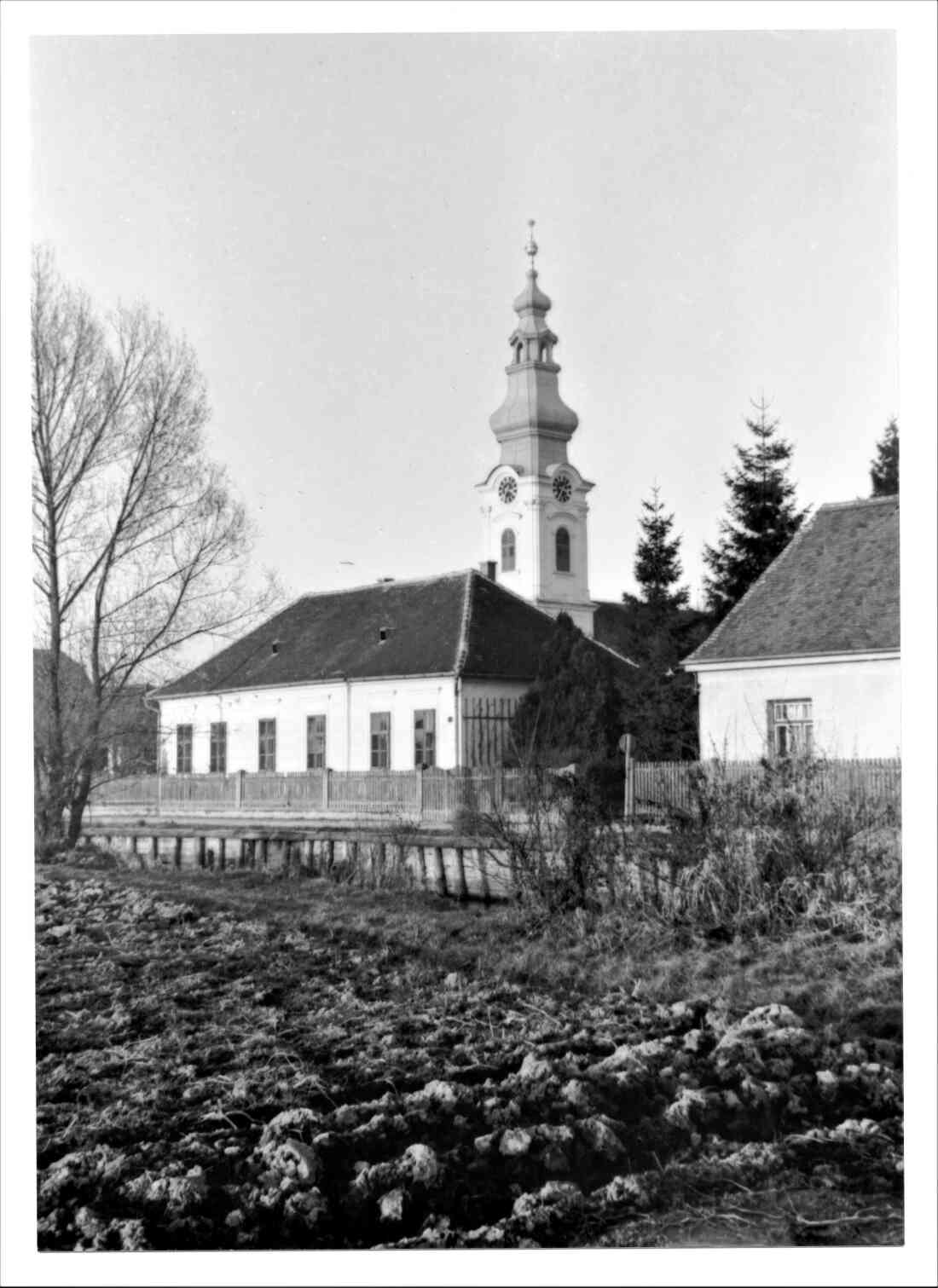 Blick über die Häuser Graf Erdödystraße 16 und 18 auf die reformierte Kirche