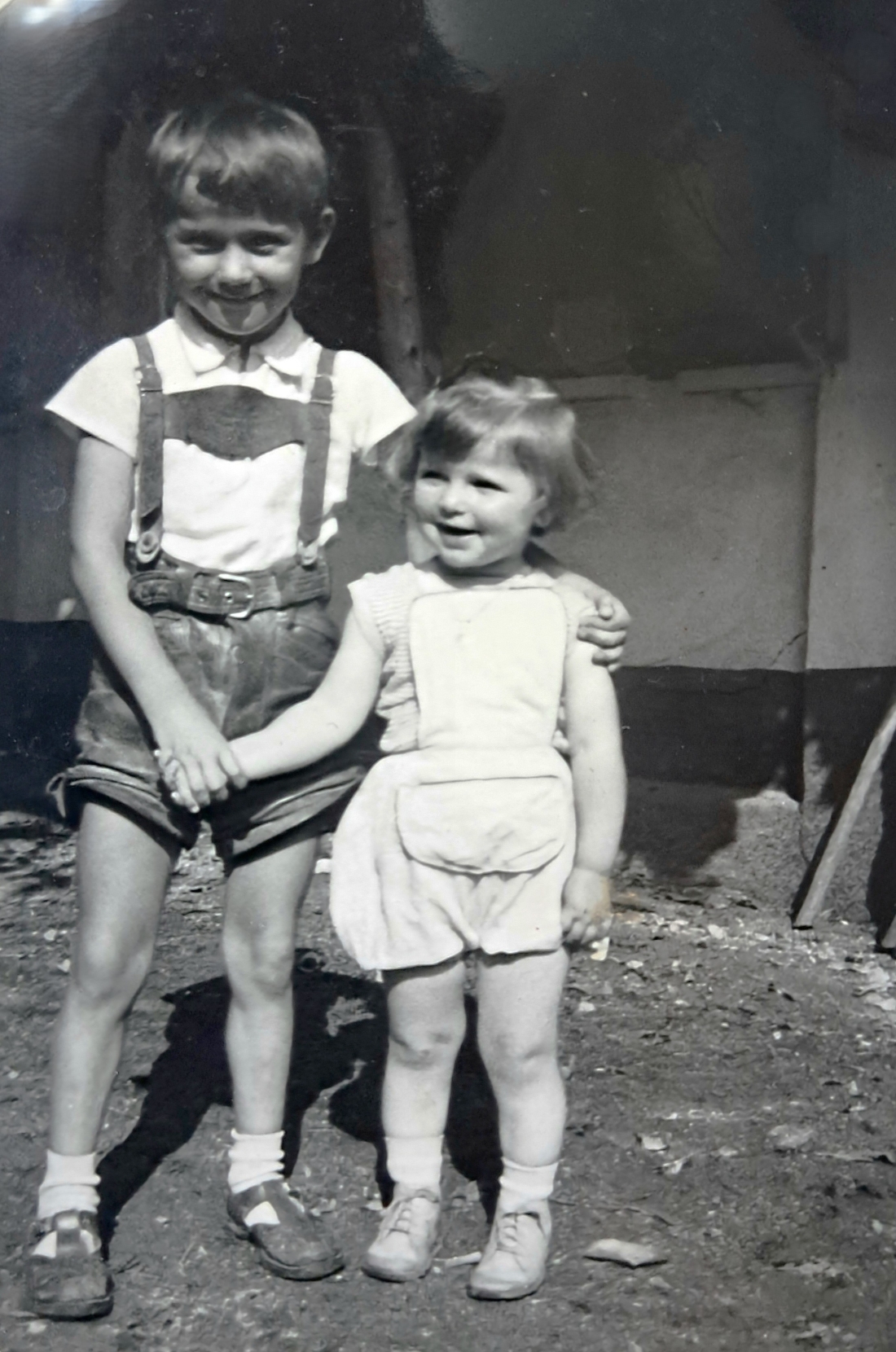 Cousin & Cousine: Franz Erdely und Margarete Mohat (verh. Imre) im Hof der Großeltern OW 420 /  Dornburggasse 31