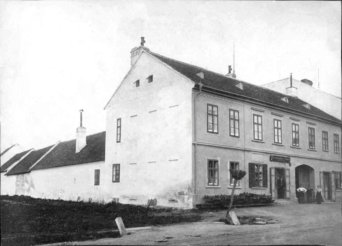 Stockhohes Gebäude der Fa. Fliegenschnee (Wienerstraße 14)