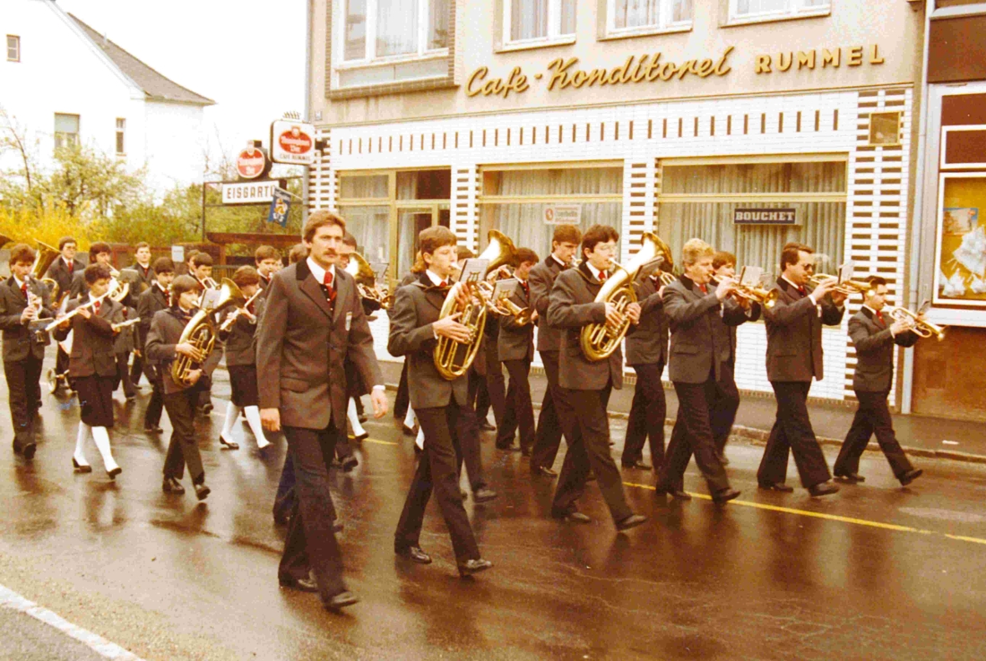 Die Stadtkapelle unter Kplm. Josef Baumgartner: Marsch zum 1. Mai 1984 - Nemeth/Wagner/Herlicska/Draschkowitz/Levonyak/Miertl/Gangoly/Graf/Frühmann