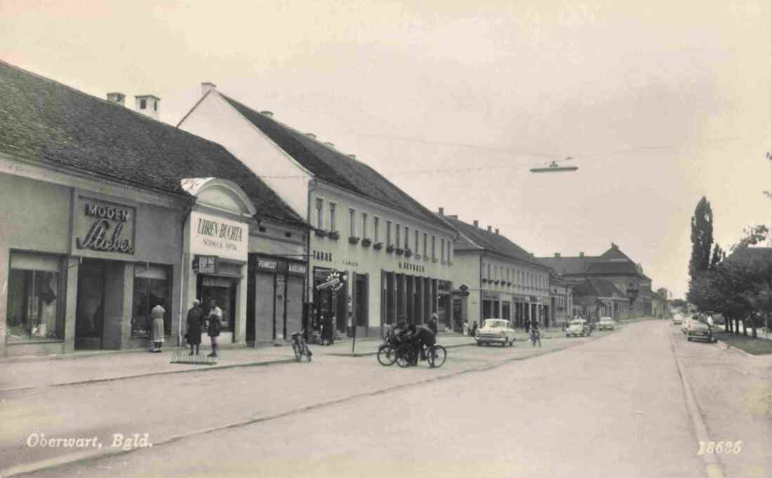 Ansichtskarte: Blick auf die Häuserreihe Hauptplatz 2 bis 8 und weiter auf die Wienerstraße