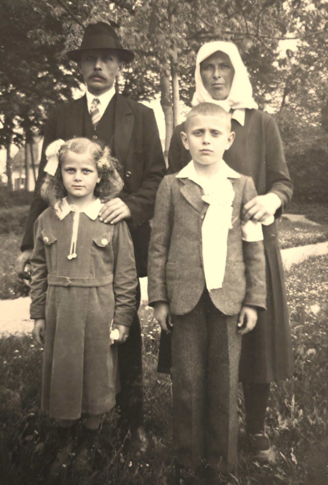 Familie Mohat: zur Erstkommunion von Michael Mohat jun. (*1929/+1991)  - OW 420 / Dornburggasse 31