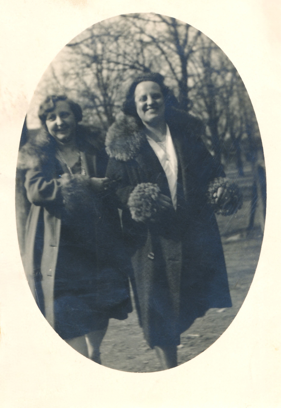 Gisela Schober (verh. Steurer, *1904/+1984) mit einer Freundin (rechts)