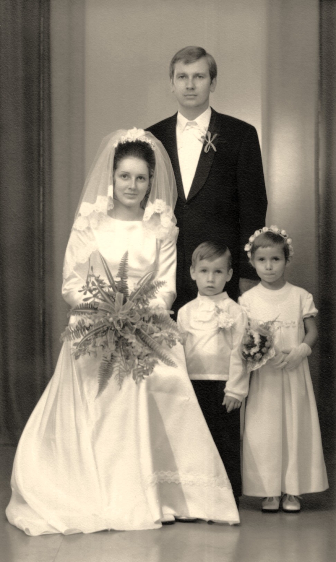 Das Hochzeitspaar Wilfried Hicke und Elisabeth Reichel mit den Blumenkindern Christian und Karin Graf
