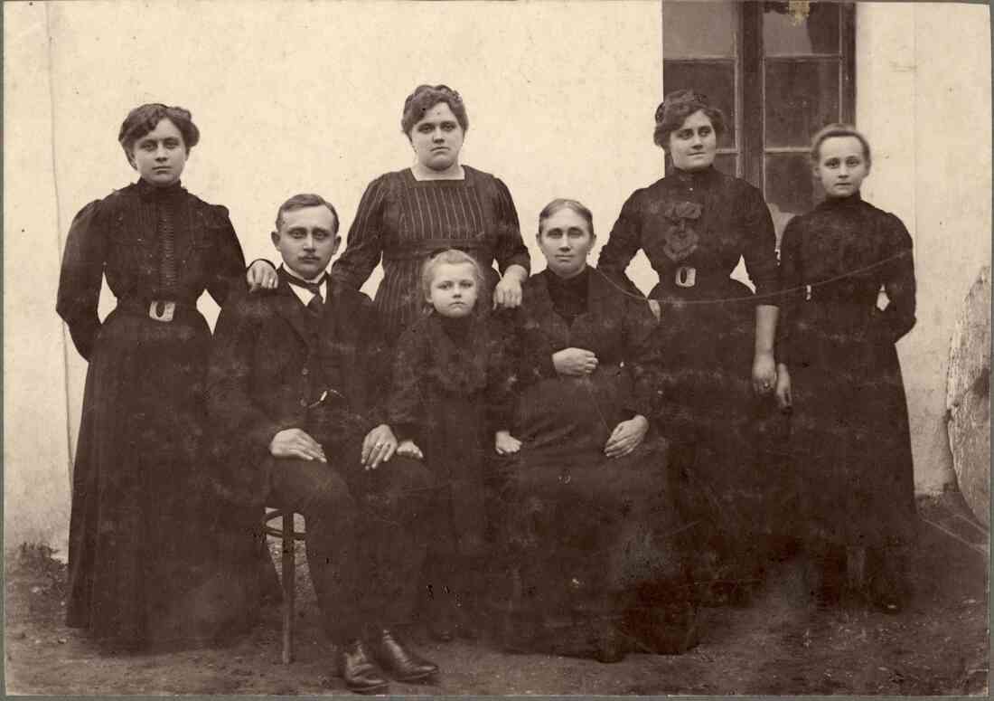 Photo der Familie Pelzmann anläßlich des Ableben des Vaters und Gatten (Heide-Gasse)