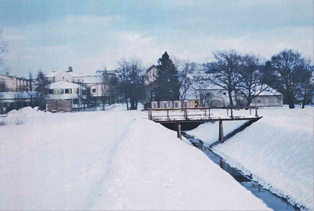 Blick entlang der Schulgasse in Richtung Zentrum - rechts der noch unverbaute Wehoferbach