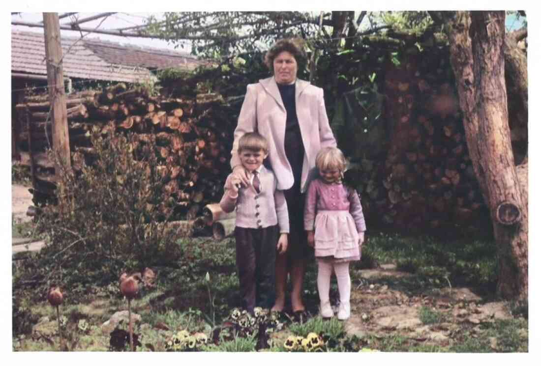 Maria Pongratz (geb. Oswald, *1924/+2002) mit ihren Kindern Ingrid und Manfred