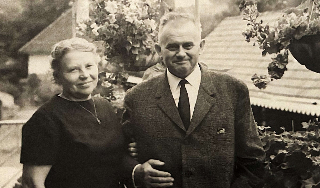 Das Ehepaar Wilma Schober (geb. Kasper, *1908/+2007) und Ludwig Schober jun. (*1903/+1980) auf dem Balkon ihres Wohn- und Geschäftshauses Steinamangererstraße 1