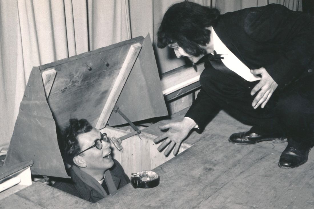 Kaplan Ladislaus Triber im Souffleurkasten: Mitglieder der röm. kath Pfarre geben das Theaterstück "Lumpazivagabundus"