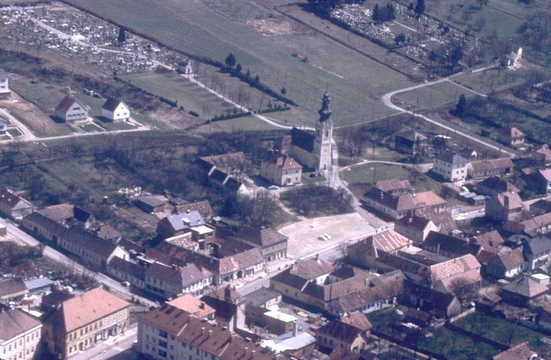 Flugaufnahme/Luftbild: Röm. kath. Pfarrkirche Maria Himmelfahrt und Umgebung;