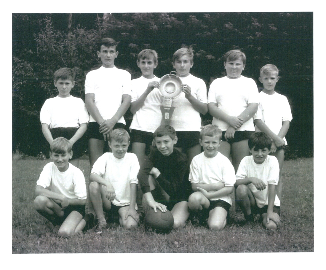 Fußball - St. Martin: Schülermannschaft mit dem Ehrenpreis - Bernhard/Eberhardt/Wölfel/Farkas/Halper/Marth/Bernhard/Garber/Röhrling/Ratz/Wukits