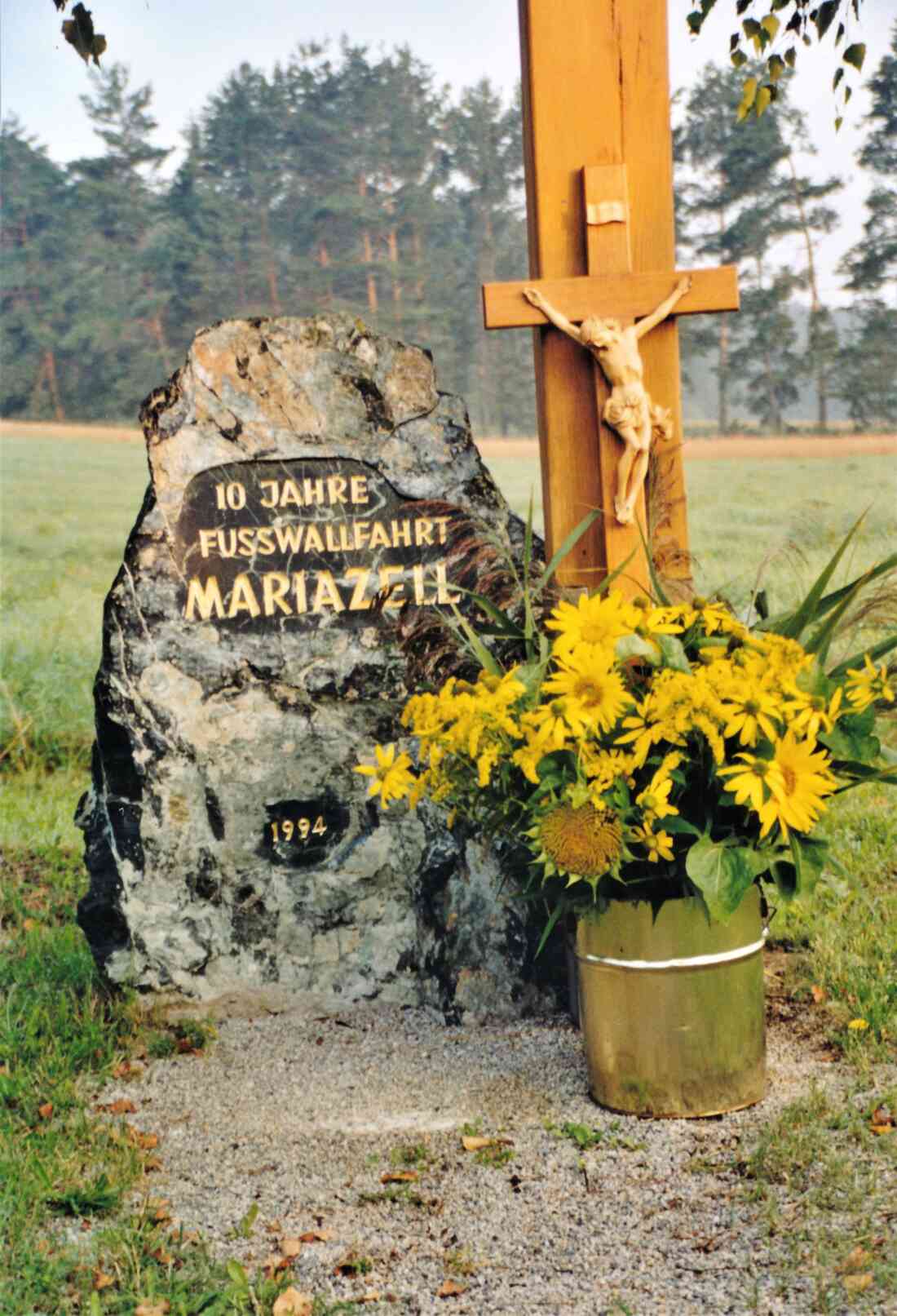 Röm. kath. Pfarre: Wegkreuzsetzung anlässlich der 10. Fußwallfahrt nach Mariazell - 1994 (Anfertigung Willi Schmalzl)