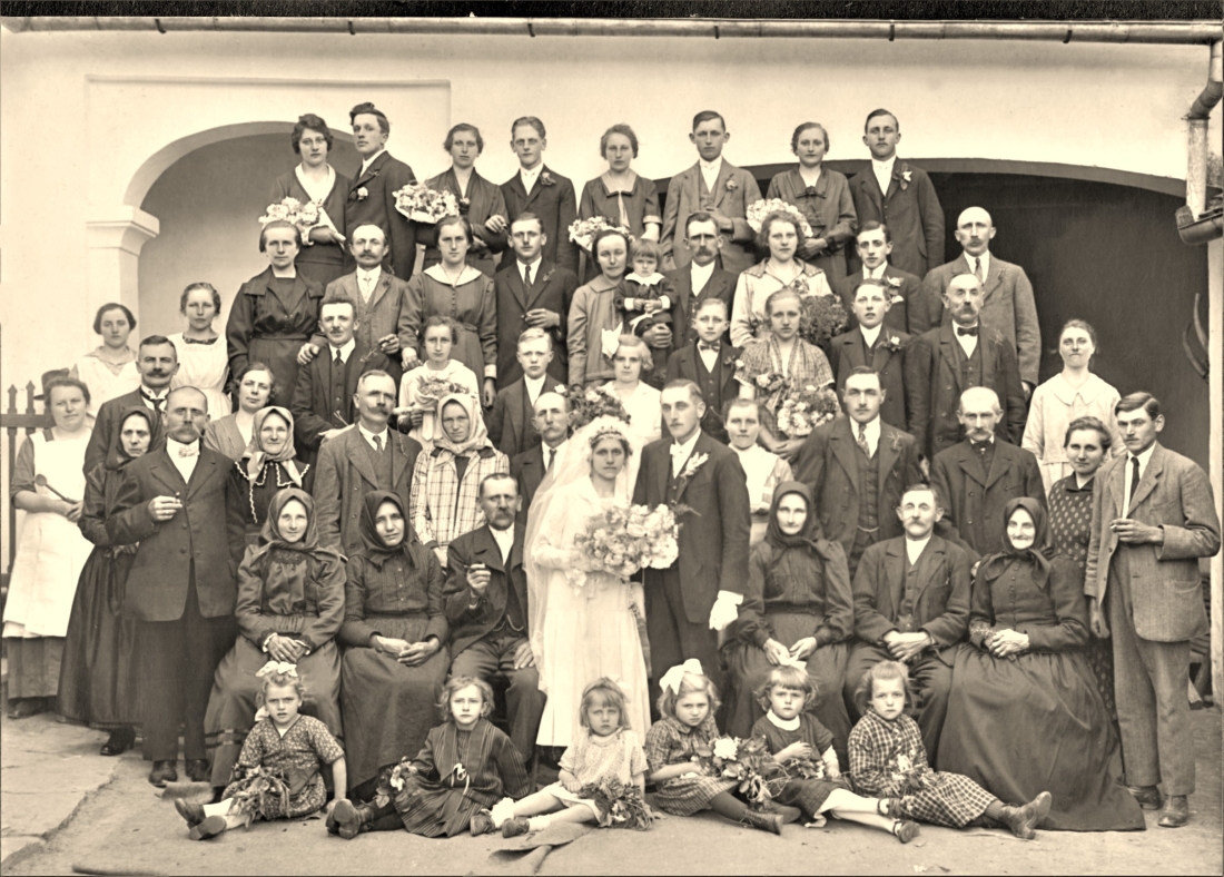 St. Martin: die Hochzeitsgesellschaft der Hochzeit von Anna Mirtl (*1902/+1935) und Johann Guger (*1900/+1959)