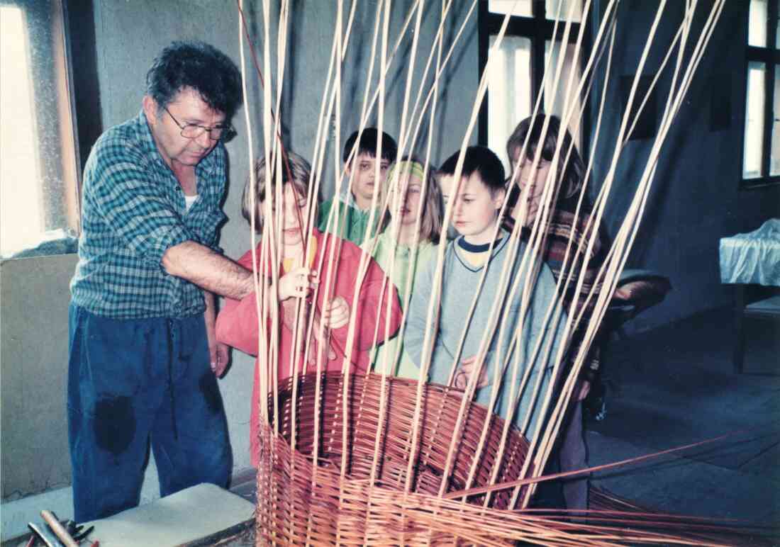 Korbflechter Helmut Gabriel (*1943): Besuch von reformierten Volksschulkindern