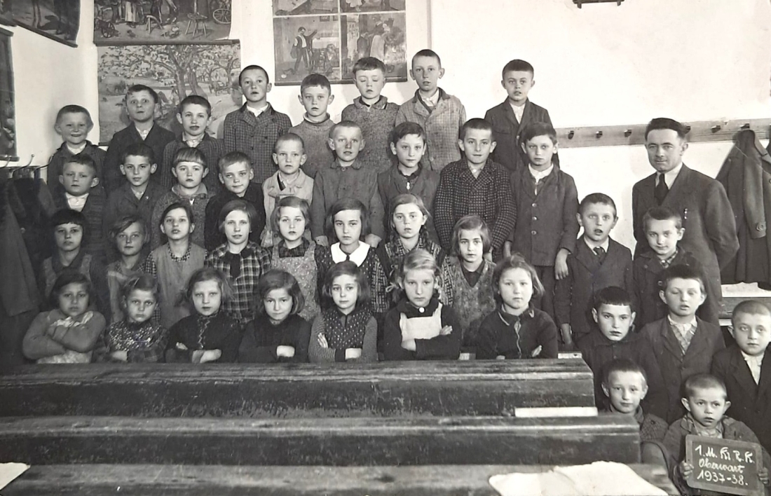 Klassenphoto der röm. kath Volksschule 1937/38 - Mohat/Seper
