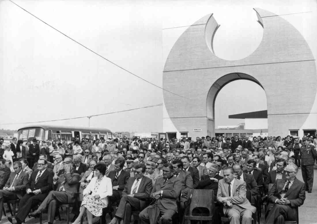 Informeröffnung 1980: Blick auf die Ehrengäste und den 1977 errichteten Informturm (Sauerzopf/Pieler/Kery/Grohotolsky/Wiesler/Polster/Horvath/Leirer)