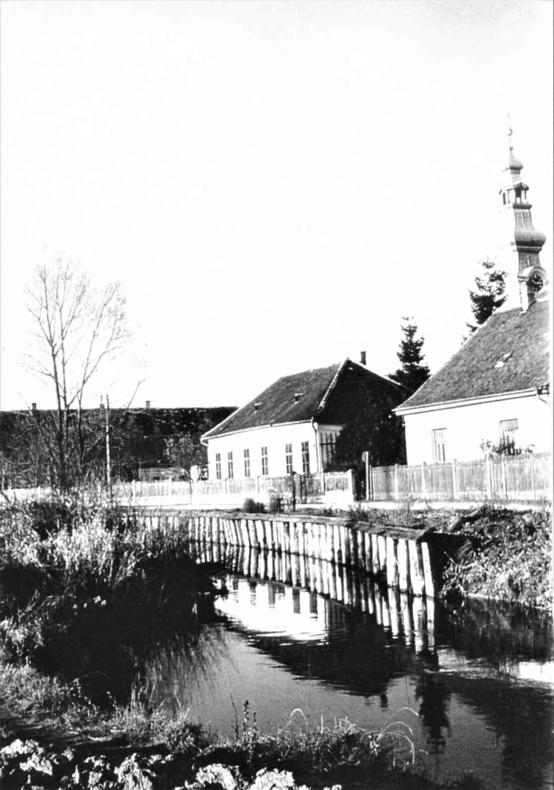 Pinka vor den Häusern Graf Erdödystraße 16 und 18