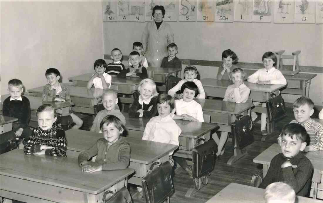 Ein Teil einer 1. Volksschulklasse 1963/64 mit VL Hermine Fleischmann