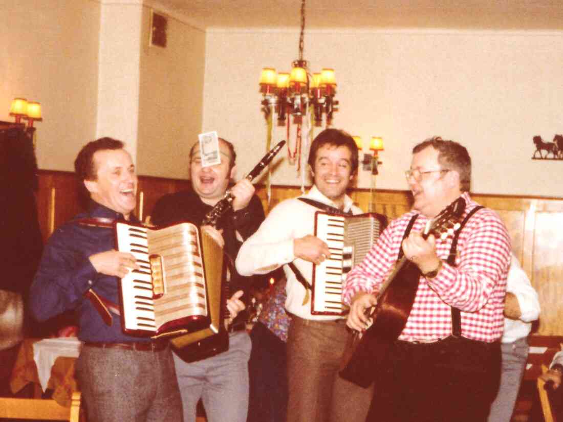 Vier Oberwarter Musikanten bei einem Ständchen - Hadek/Wertner/Falb/Übelher