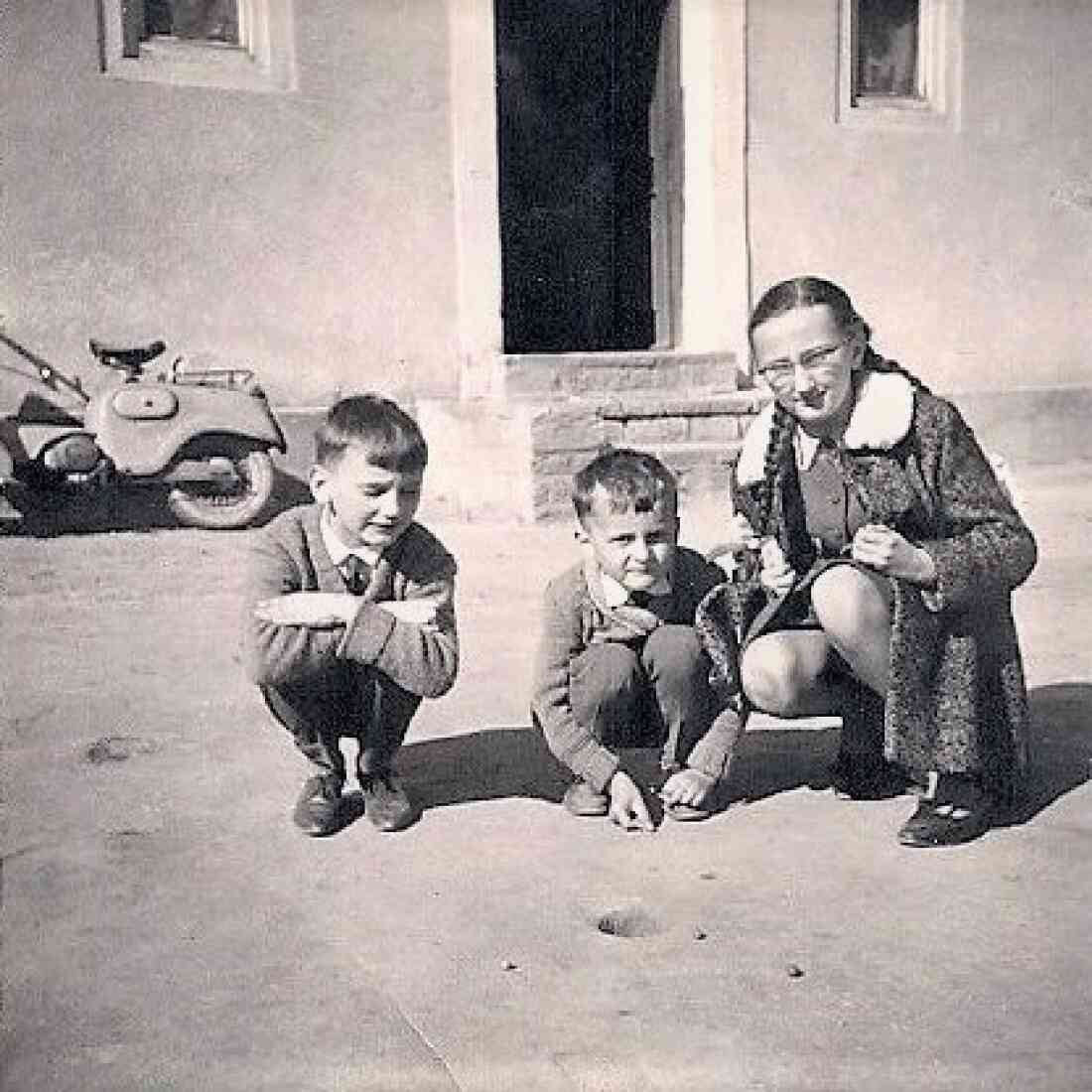 Die Kinder der Familie Wolfbeisz beim "Murmelspiel" (Andreas Hofergasse 9 / Südtirolersiedlung)