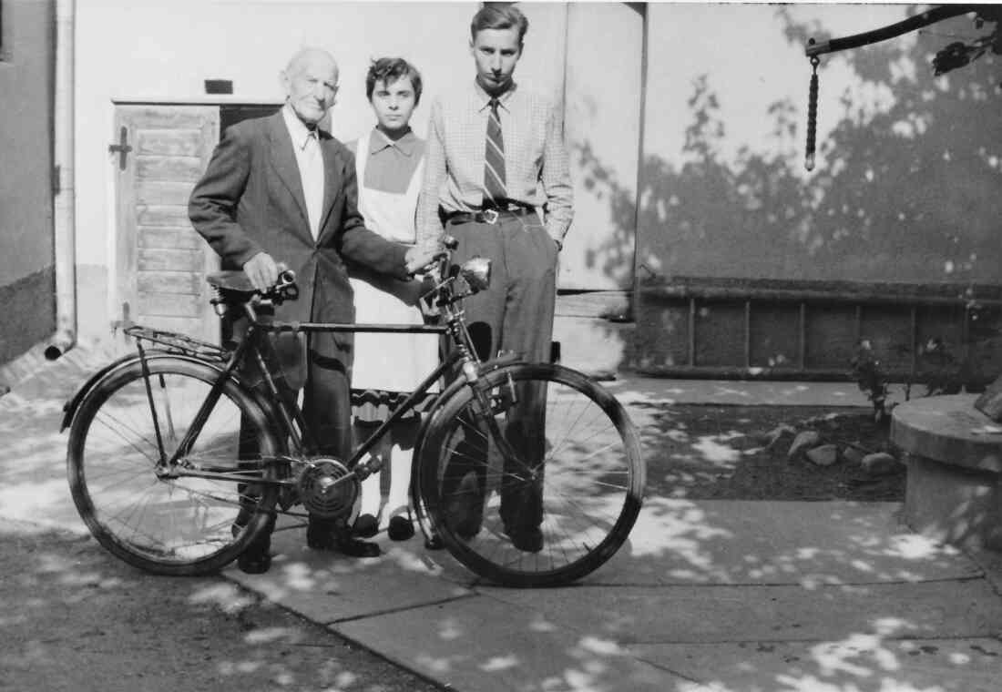 Stefan sen., Gertrude und Kurt Schermann mit Fahrrad im Hof (Reichlgasse 6)