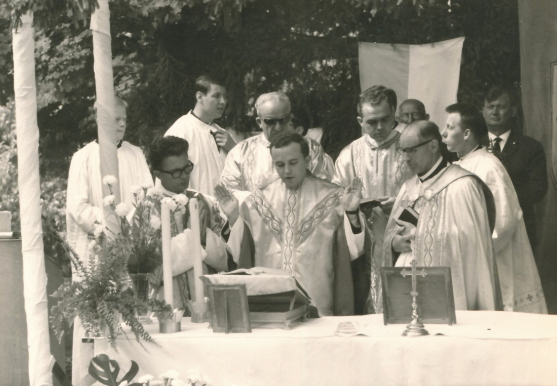 Röm. kath. Pfarre - 4. Juli 1964: Primiz von Julius Dirnbeck - die Geistlichen während der Primizmesse am Festplatz neben der Kirche